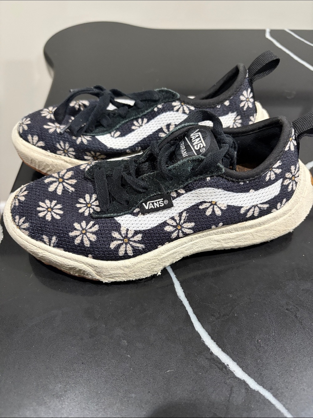 Vans Kids Black Daisy Low-Top Sneakers with White Side Stripe